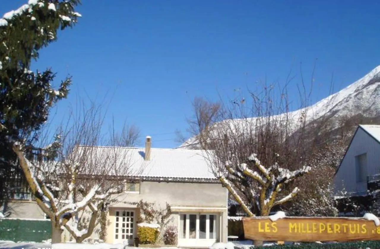 Maison De 4 Chambres Avec Jardin Clos Et Wifi A Luz Saint Sauveur Lourdes 0*,  France